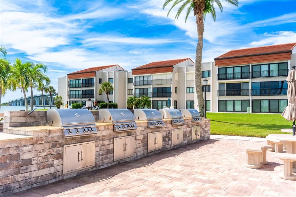 For Sale: $498,000 (2 beds, 2 baths, 1007 Square Feet)