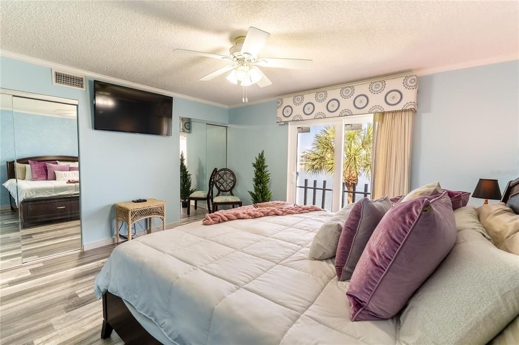 For Sale: $498,000 (2 beds, 2 baths, 1007 Square Feet)