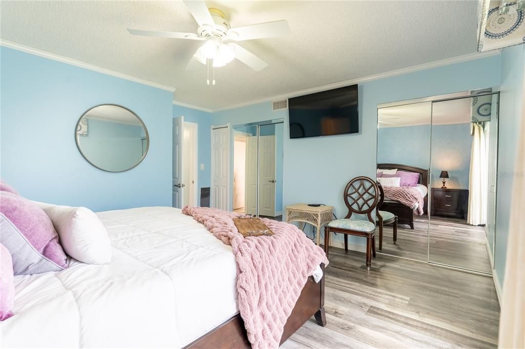 For Sale: $498,000 (2 beds, 2 baths, 1007 Square Feet)