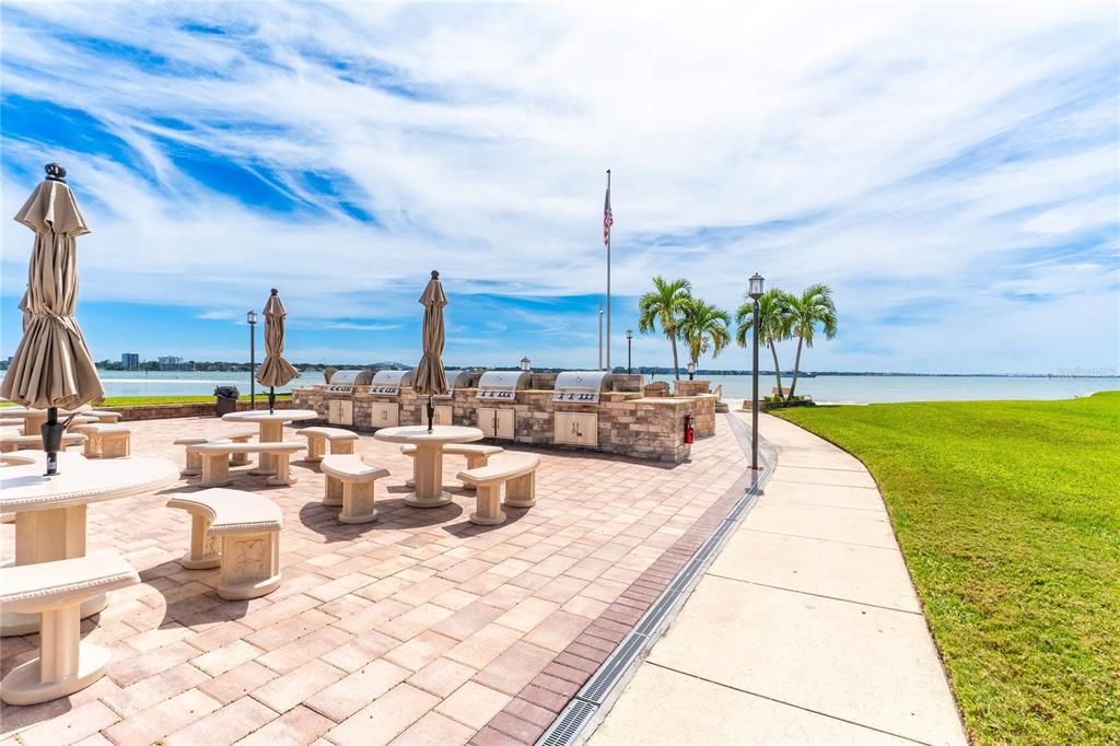 For Sale: $498,000 (2 beds, 2 baths, 1007 Square Feet)