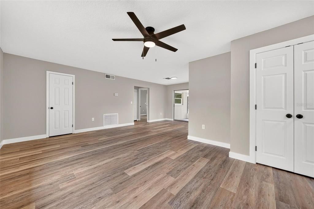 For Sale: $249,900 (4 beds, 2 baths, 1315 Square Feet)