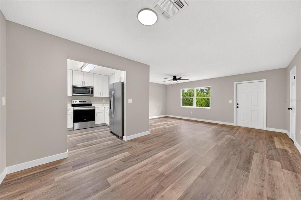 For Sale: $249,900 (4 beds, 2 baths, 1315 Square Feet)