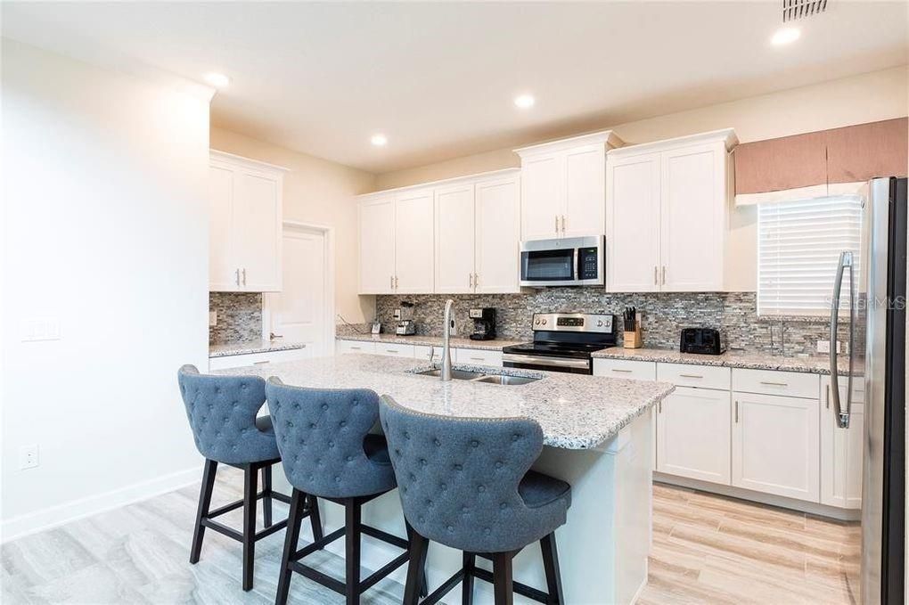 For Sale: $600,000 (5 beds, 5 baths, 3081 Square Feet)