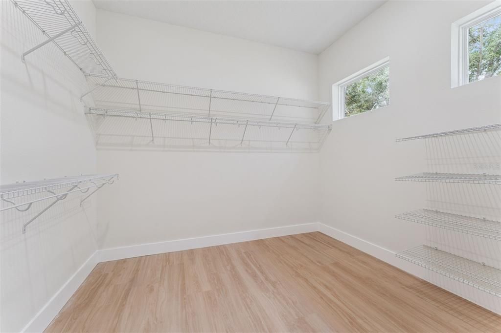 En Venta: $558,800 (4 camas, 2 baños, 1994 Pies cuadrados)