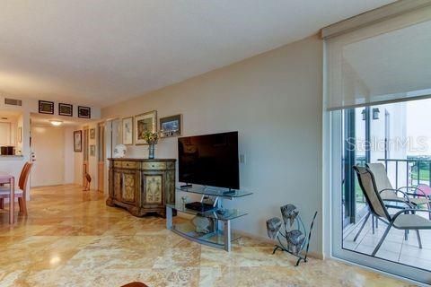 For Sale: $550,000 (2 beds, 2 baths, 1240 Square Feet)