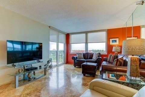 For Sale: $550,000 (2 beds, 2 baths, 1240 Square Feet)