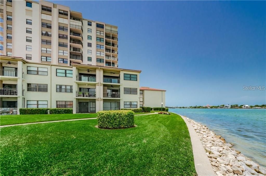 For Sale: $550,000 (2 beds, 2 baths, 1240 Square Feet)