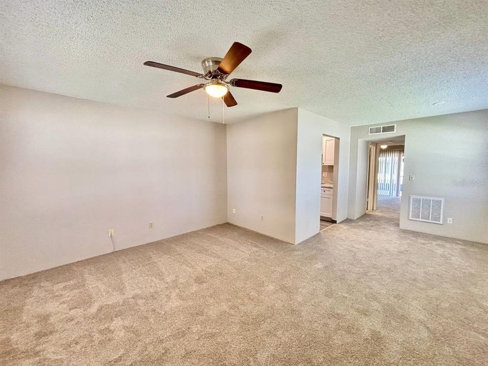 For Rent: $1,200 (1 beds, 1 baths, 593 Square Feet)