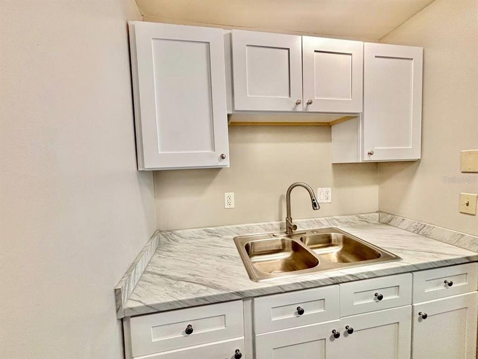 For Rent: $1,200 (1 beds, 1 baths, 593 Square Feet)