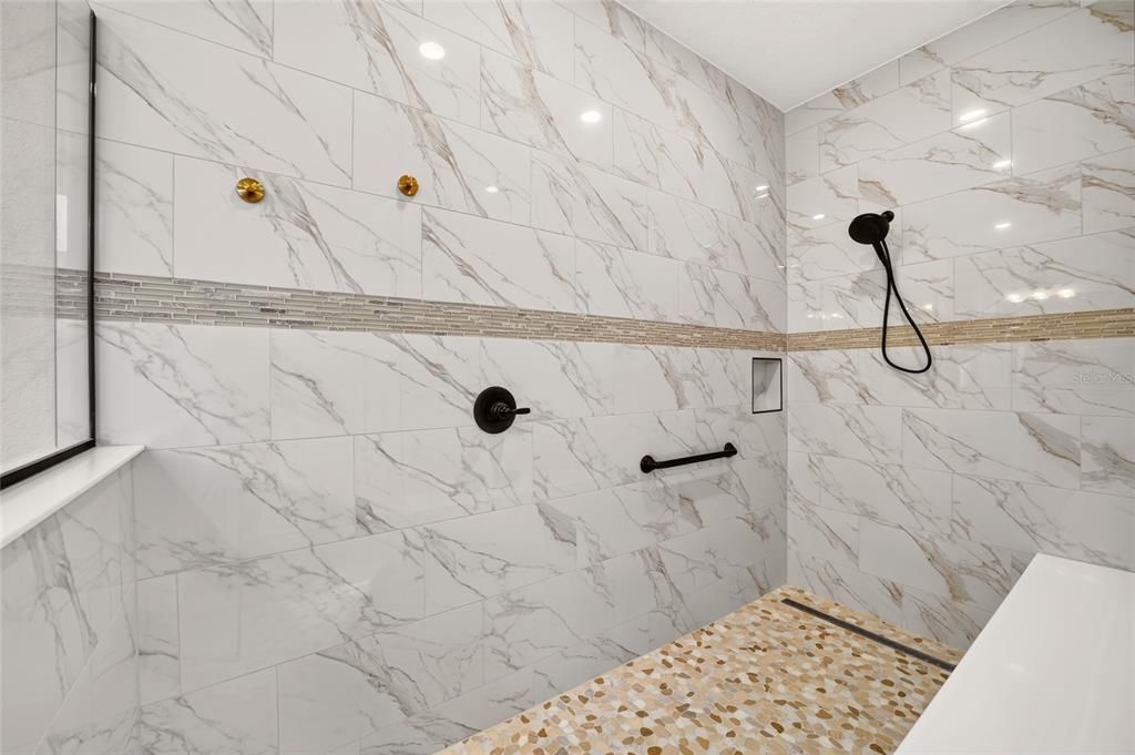 En Venta: $764,990 (3 camas, 3 baños, 2870 Pies cuadrados)