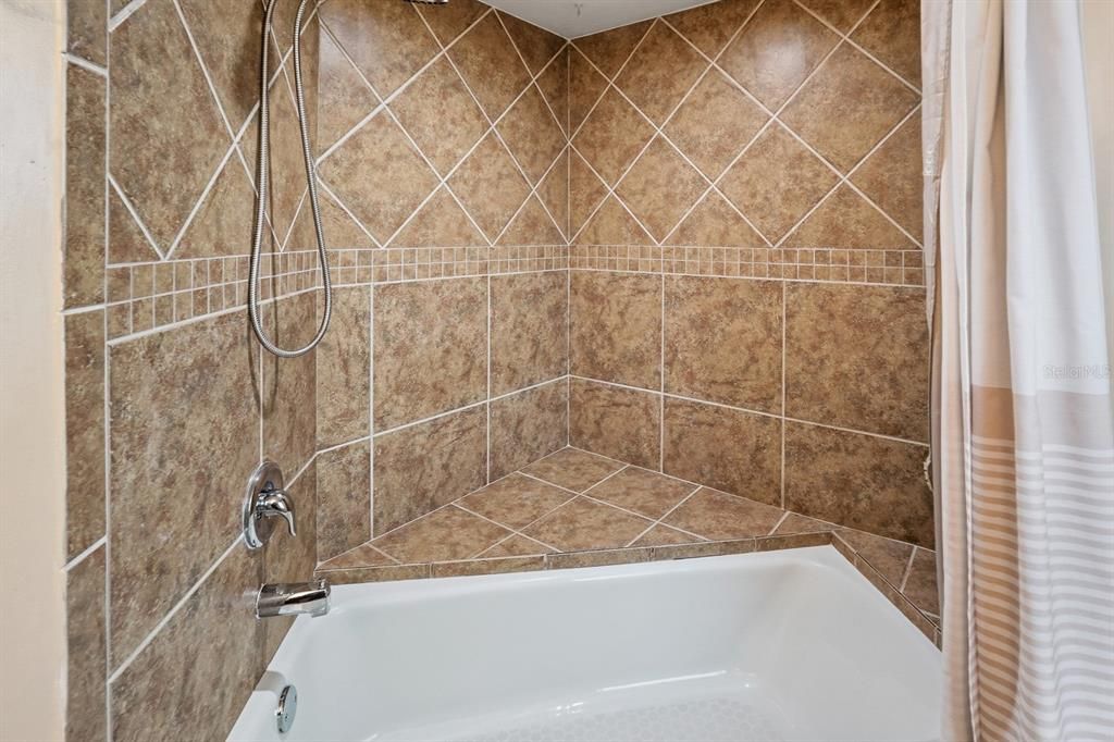 En Venta: $349,900 (2 camas, 2 baños, 1301 Pies cuadrados)