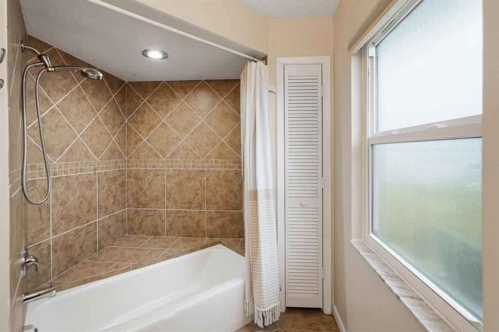 En Venta: $349,900 (2 camas, 2 baños, 1301 Pies cuadrados)