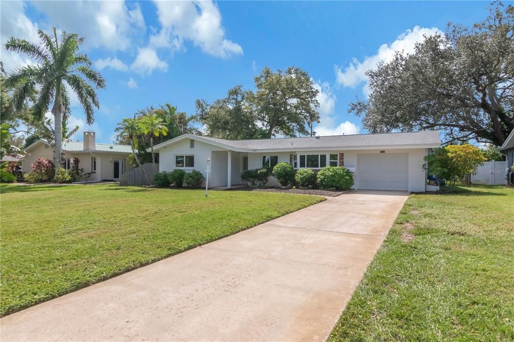 For Sale: $425,000 (2 beds, 2 baths, 1236 Square Feet)