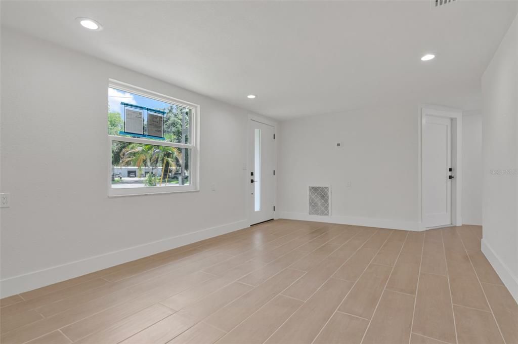 For Sale: $295,000 (3 beds, 1 baths, 1432 Square Feet)