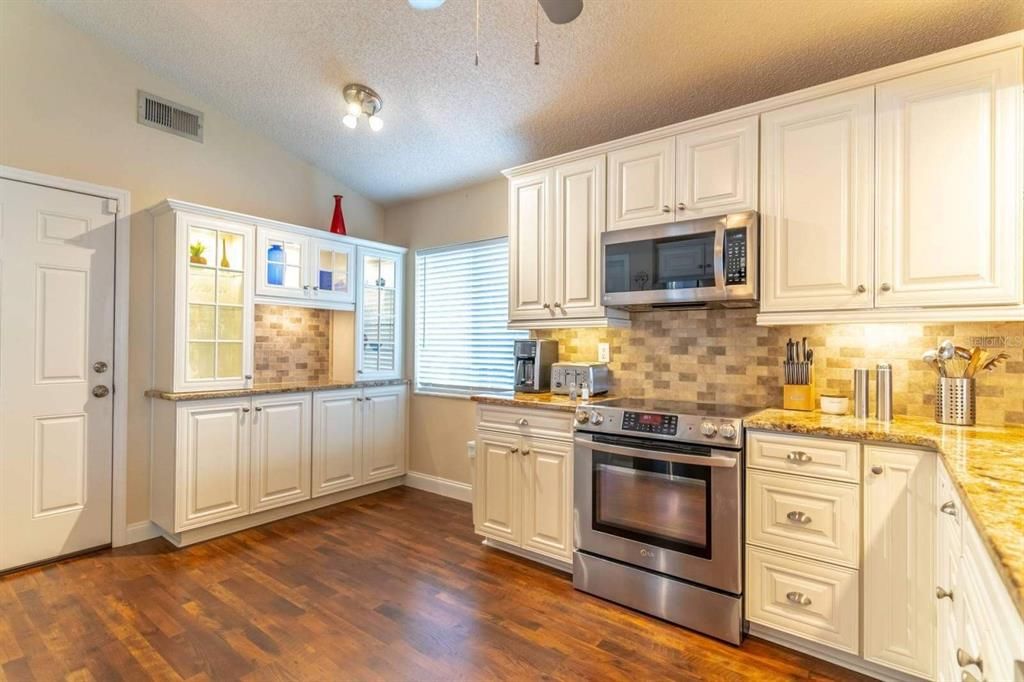 For Rent: $2,600 (3 beds, 2 baths, 1565 Square Feet)