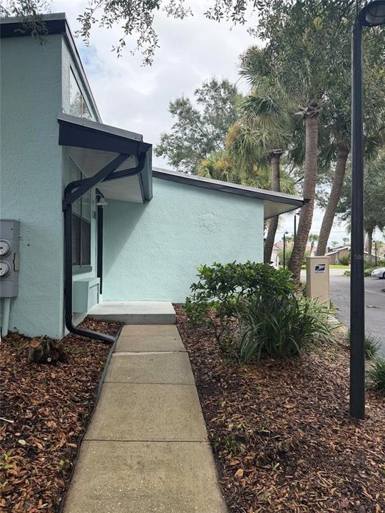 For Sale: $355,000 (2 beds, 2 baths, 888 Square Feet)