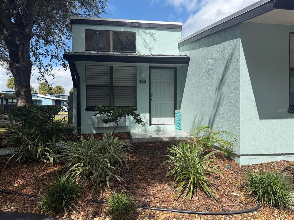 For Sale: $355,000 (2 beds, 2 baths, 888 Square Feet)