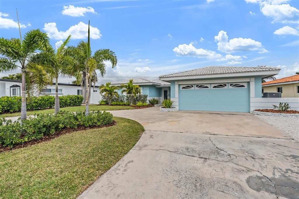 For Sale: $1,175,000 (3 beds, 2 baths, 1896 Square Feet)