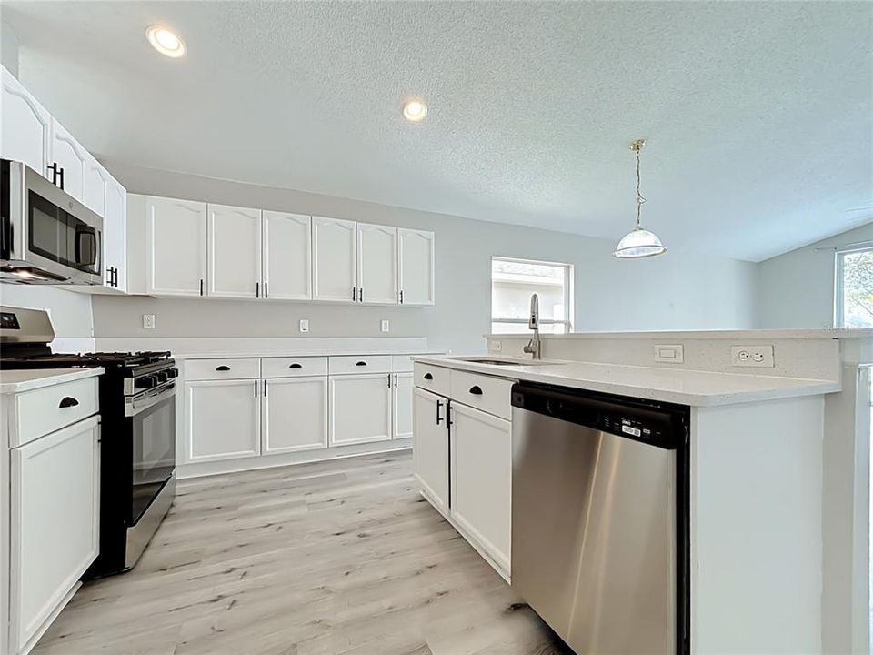 For Sale: $359,900 (3 beds, 2 baths, 1833 Square Feet)