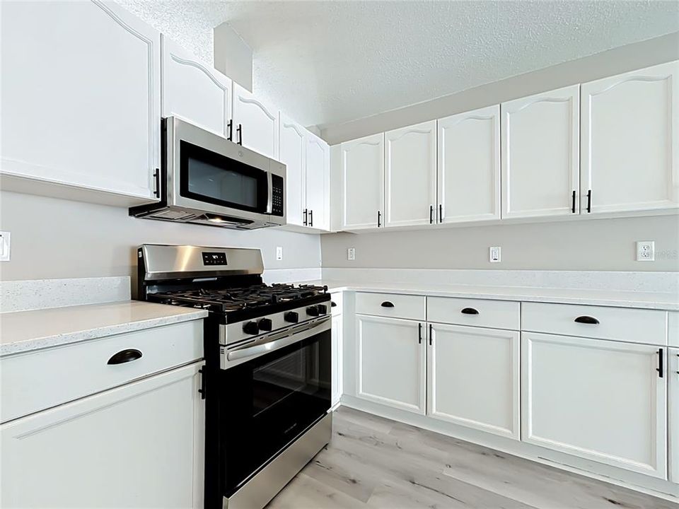 For Sale: $359,900 (3 beds, 2 baths, 1833 Square Feet)