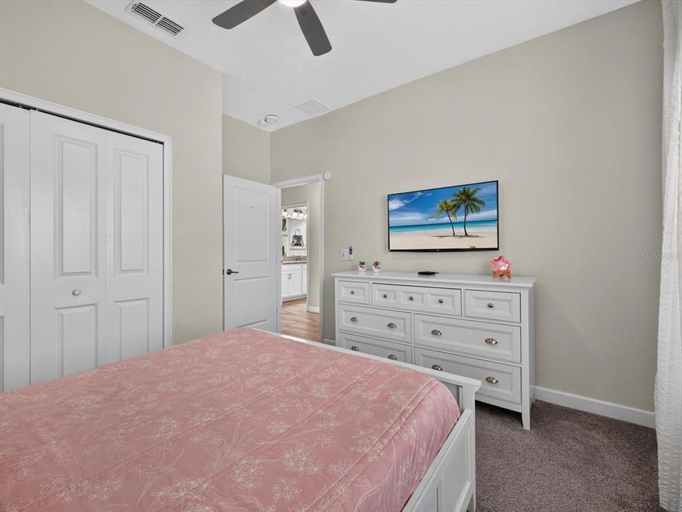Activo con contrato: $447,000 (5 camas, 4 baños, 2128 Pies cuadrados)