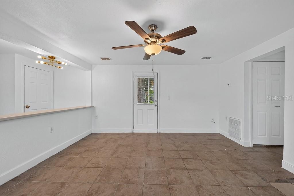 For Sale: $325,000 (4 beds, 3 baths, 2186 Square Feet)