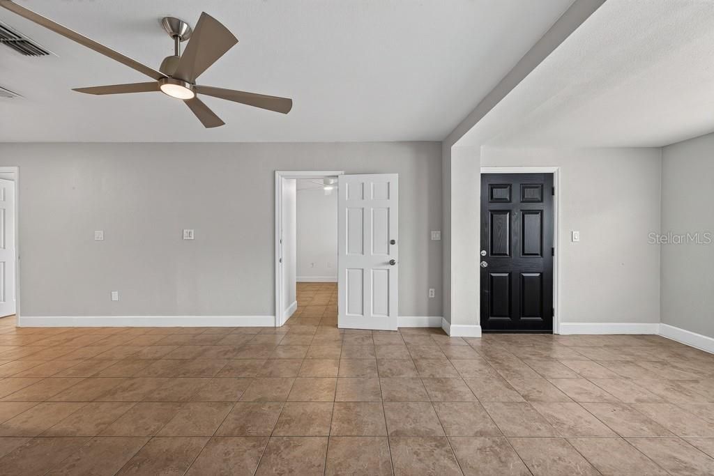 For Sale: $325,000 (4 beds, 3 baths, 2186 Square Feet)