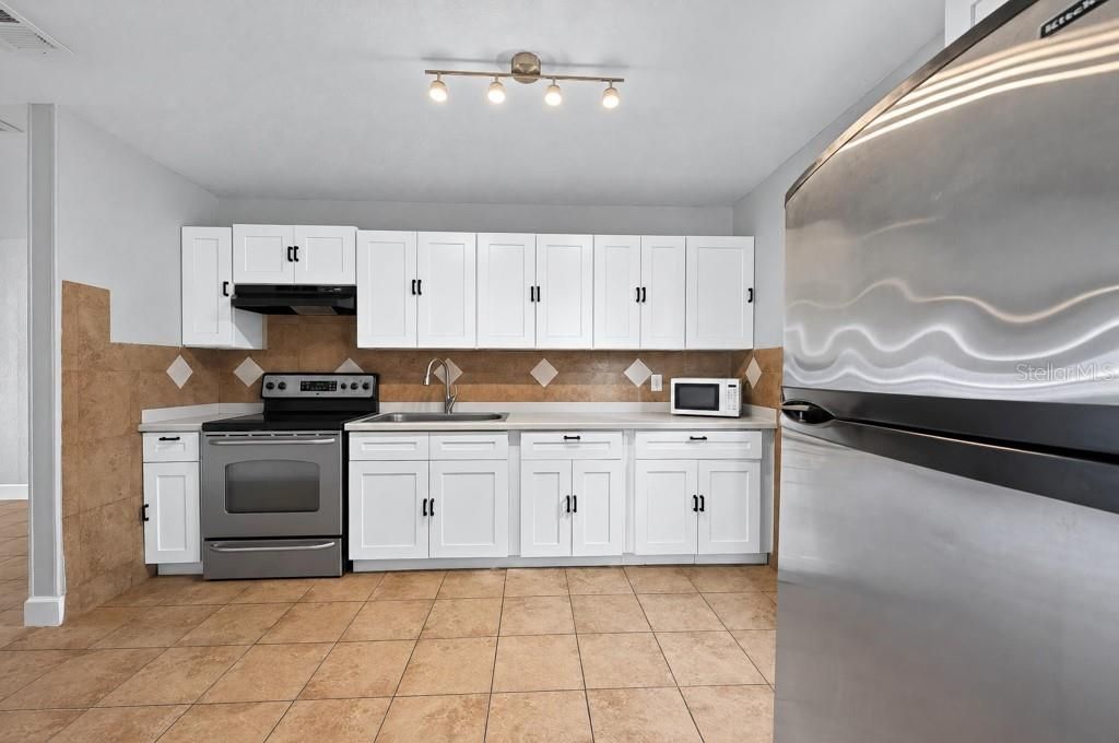 For Sale: $325,000 (4 beds, 3 baths, 2186 Square Feet)