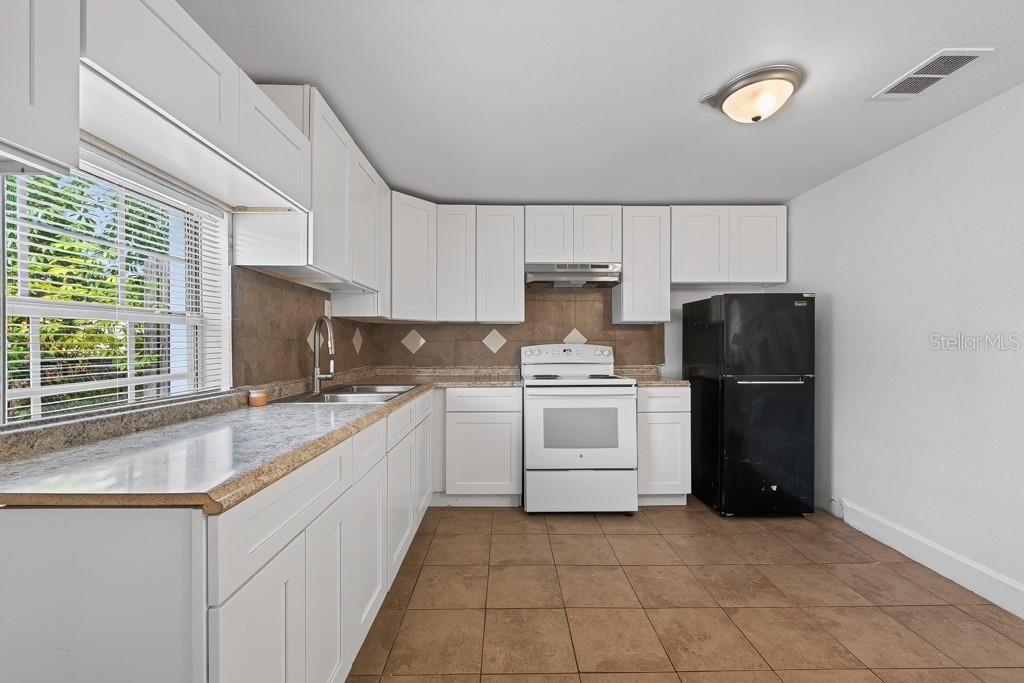 For Sale: $325,000 (4 beds, 3 baths, 2186 Square Feet)