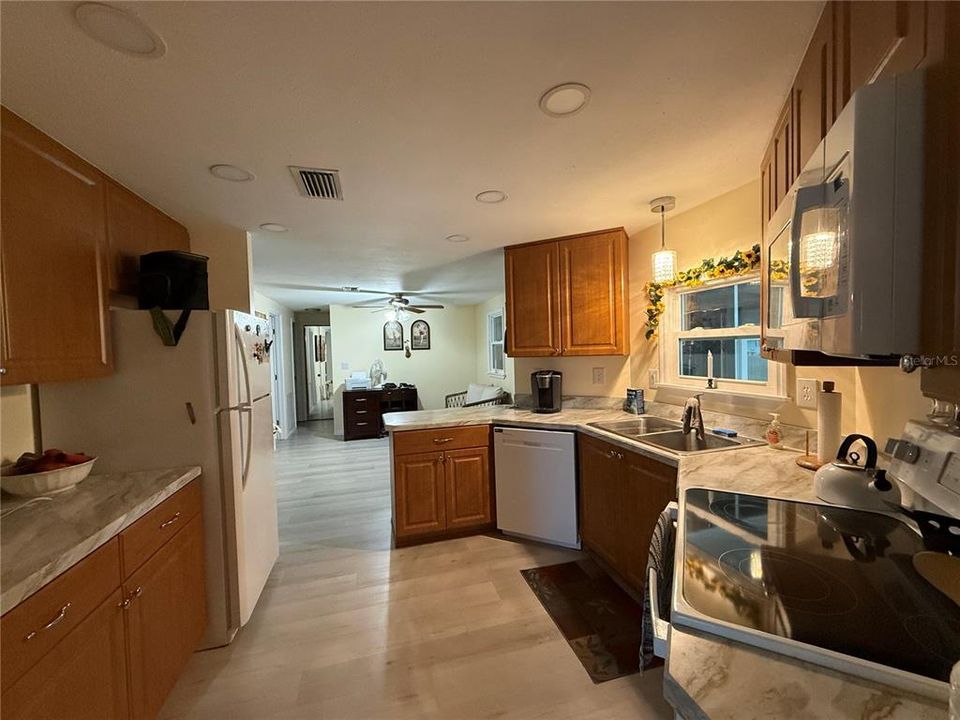 For Sale: $165,000 (2 beds, 2 baths, 1200 Square Feet)