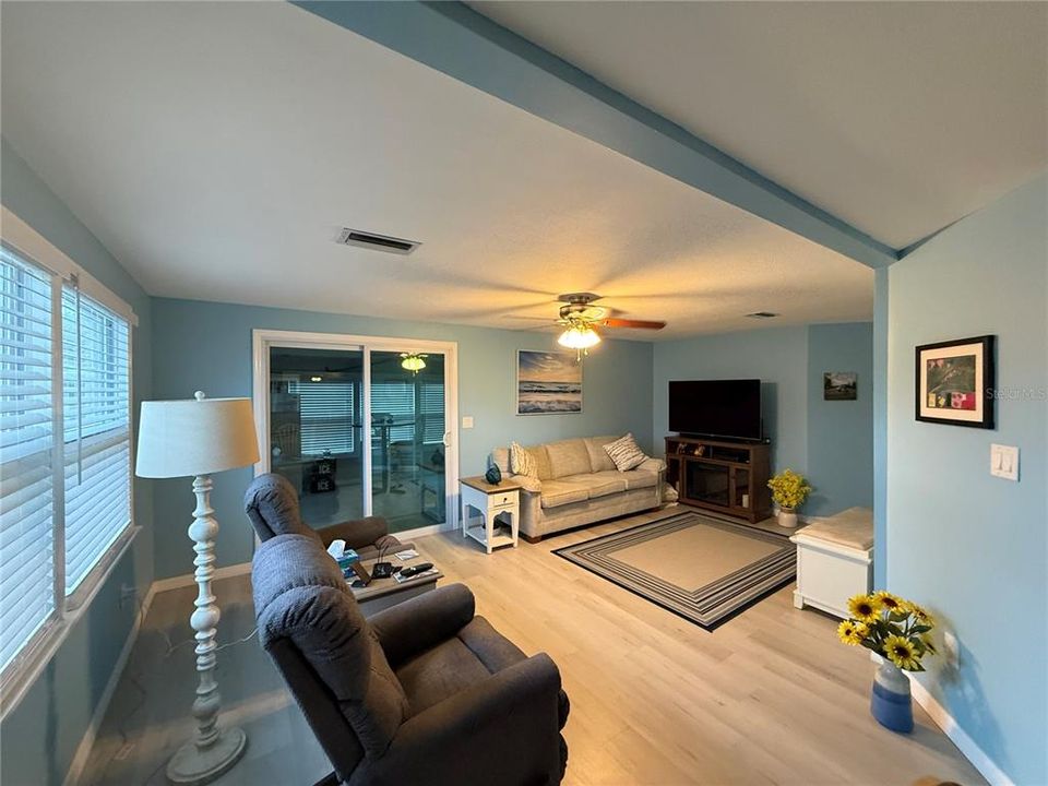 For Sale: $165,000 (2 beds, 2 baths, 1200 Square Feet)