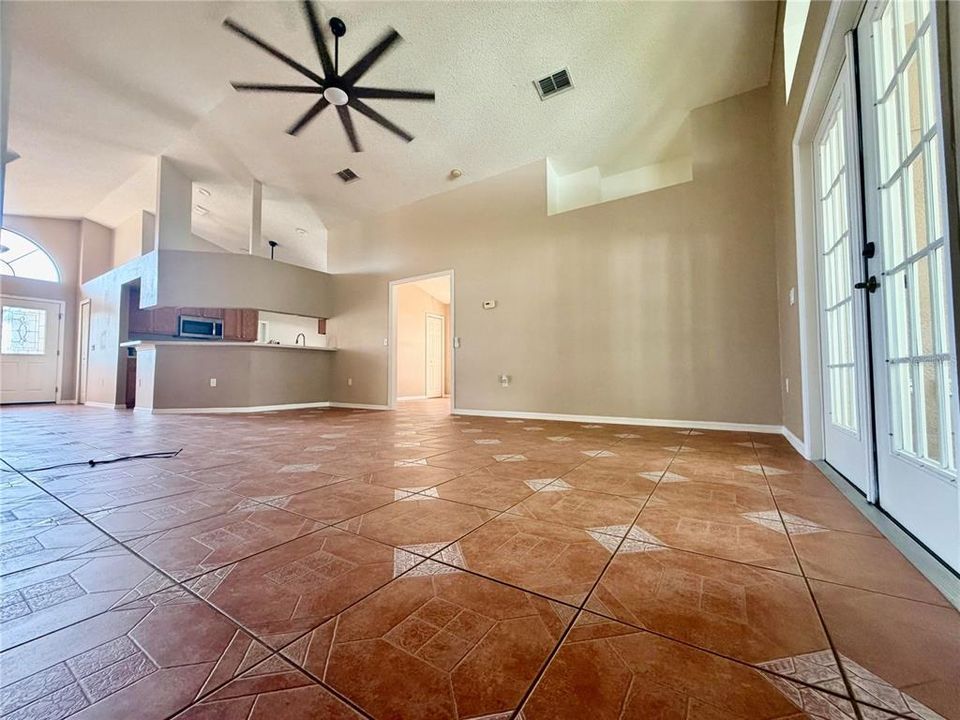 En Venta: $319,000 (2 camas, 2 baños, 1840 Pies cuadrados)