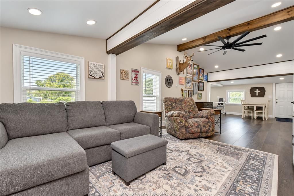 For Sale: $400,000 (2 beds, 1 baths, 1148 Square Feet)