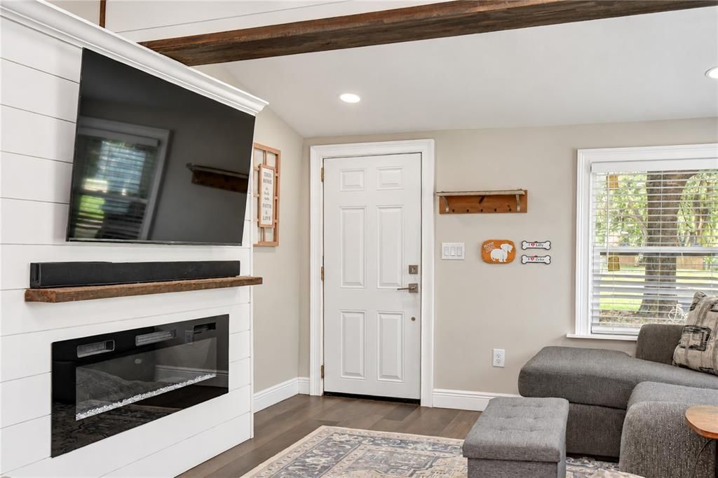 For Sale: $400,000 (2 beds, 1 baths, 1148 Square Feet)