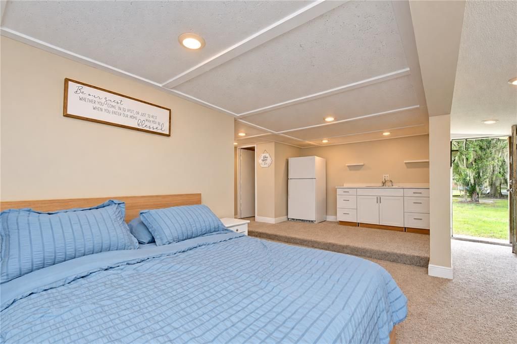 For Sale: $400,000 (2 beds, 1 baths, 1148 Square Feet)