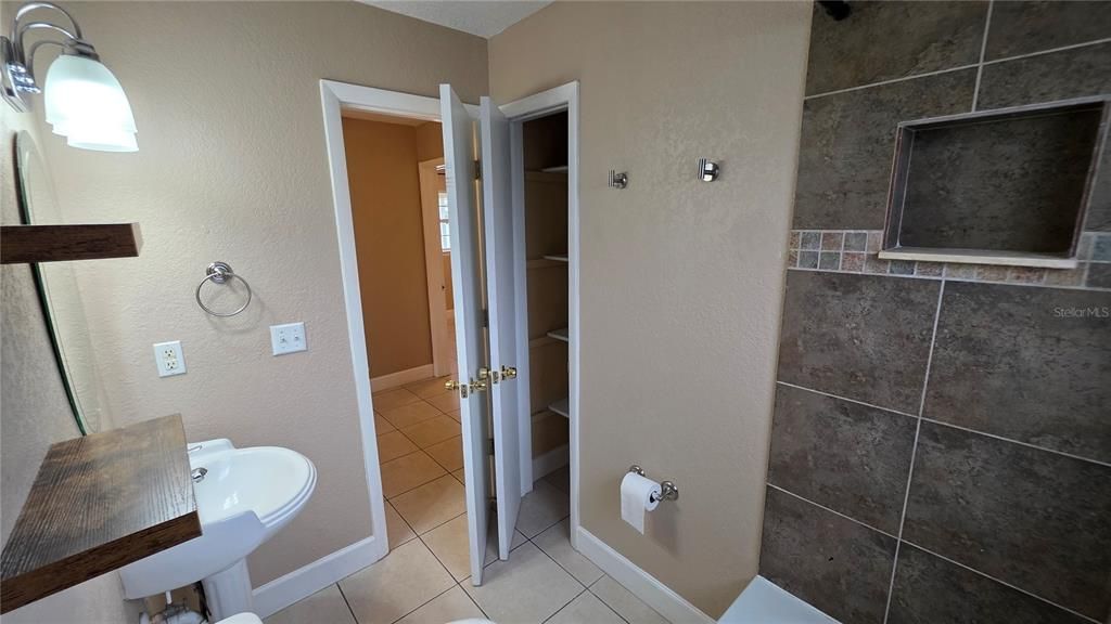 На продажу: $172,000 (2 спален, 1 ванн, 677 Квадратных фут)