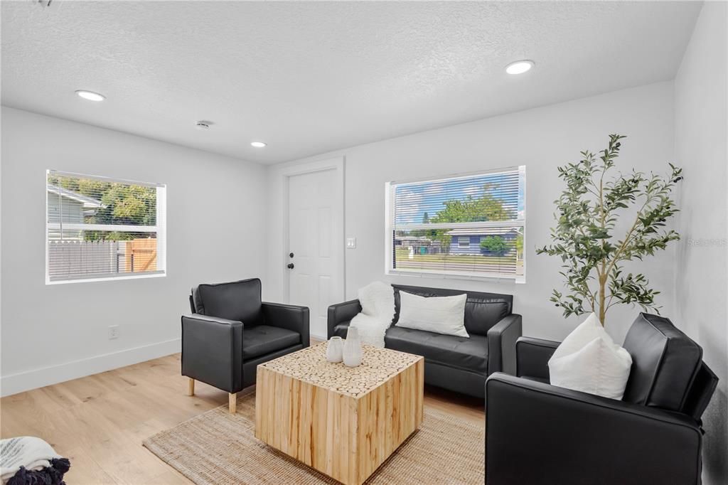 For Sale: $299,000 (3 beds, 2 baths, 844 Square Feet)