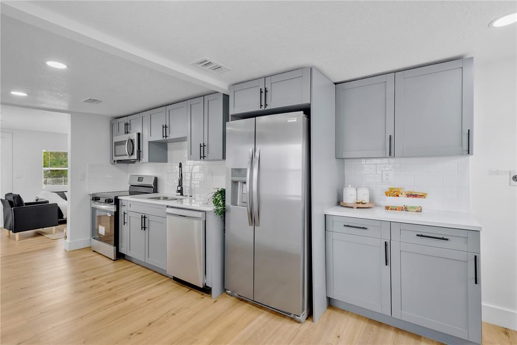 For Sale: $299,000 (3 beds, 2 baths, 844 Square Feet)