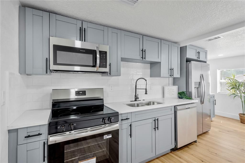 For Sale: $299,000 (3 beds, 2 baths, 844 Square Feet)