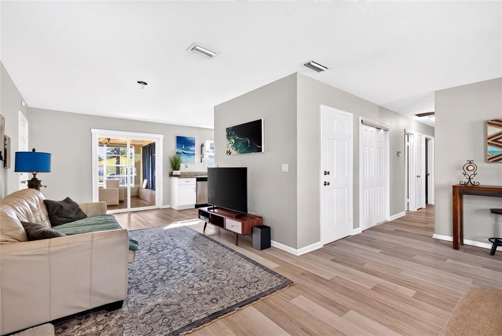 For Sale: $275,000 (3 beds, 2 baths, 1275 Square Feet)