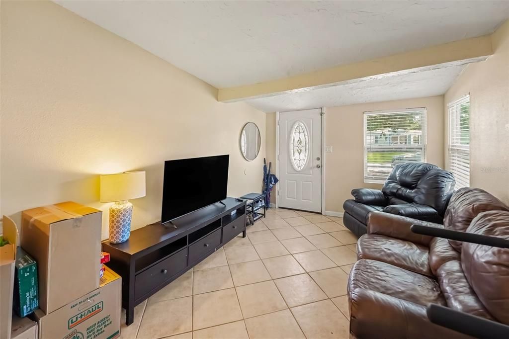 En Venta: $275,000 (3 camas, 1 baños, 811 Pies cuadrados)