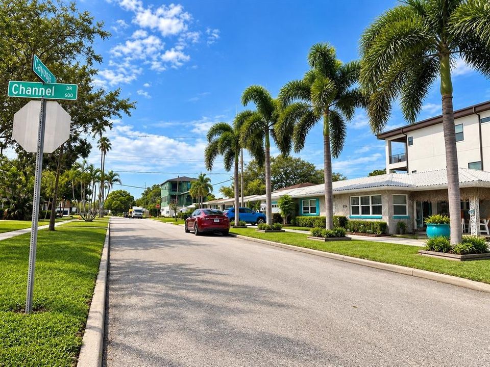 Active With Contract: $1,000,000 (2 beds, 2 baths, 1563 Square Feet)