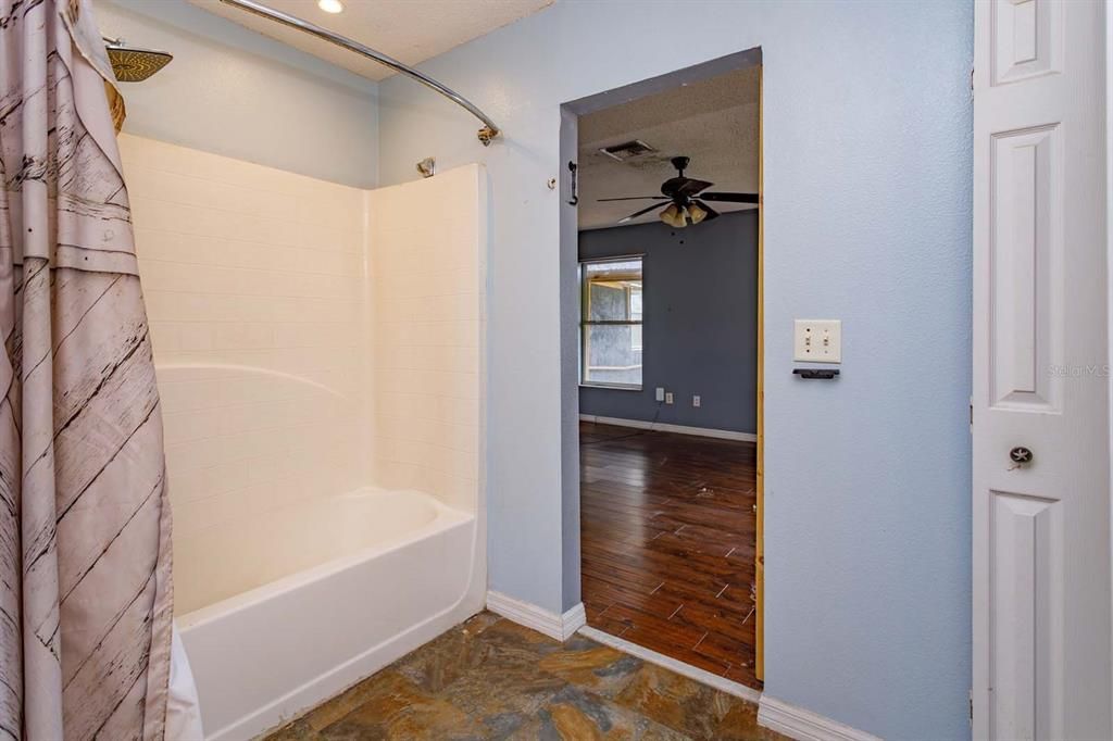 En Venta: $309,500 (4 camas, 2 baños, 1836 Pies cuadrados)