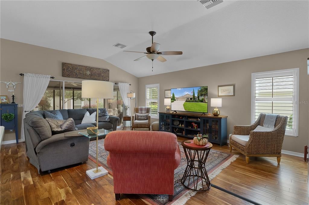 For Sale: $525,000 (3 beds, 2 baths, 1938 Square Feet)