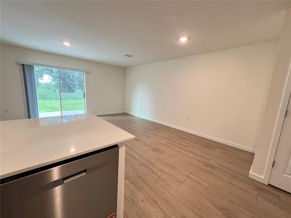 For Rent: $2,100 (3 beds, 2 baths, 1464 Square Feet)