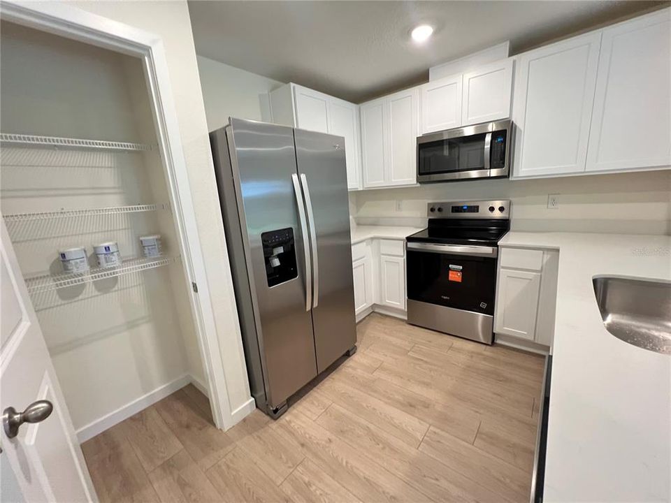For Rent: $2,100 (3 beds, 2 baths, 1464 Square Feet)