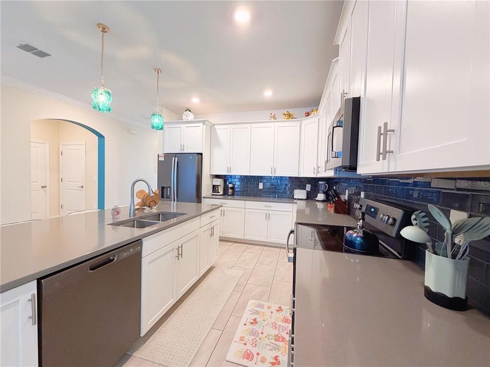 For Sale: $589,000 (6 beds, 5 baths, 3291 Square Feet)