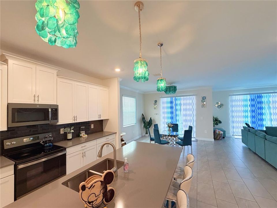For Sale: $589,000 (6 beds, 5 baths, 3291 Square Feet)