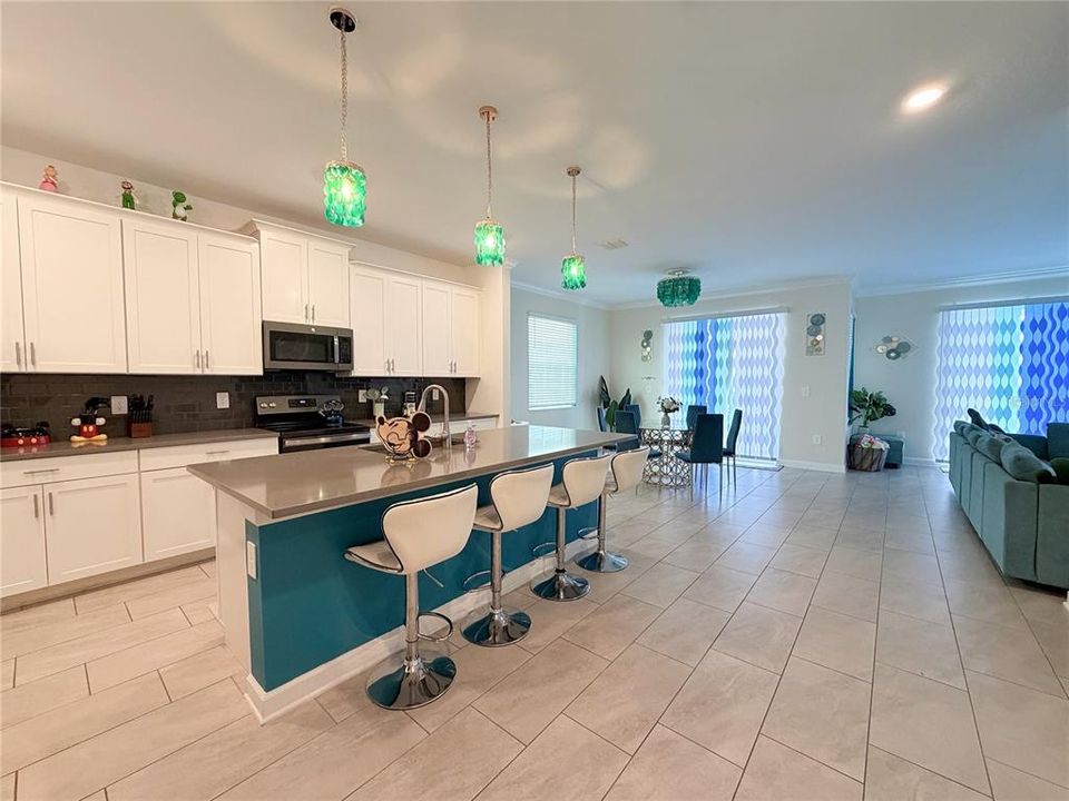 For Sale: $589,000 (6 beds, 5 baths, 3291 Square Feet)
