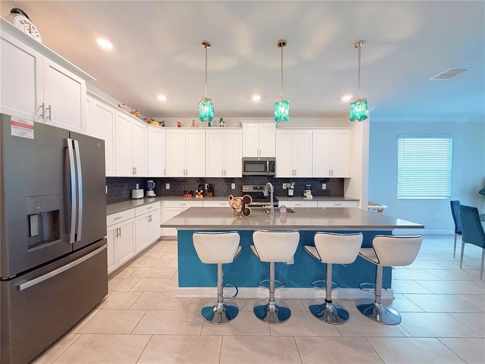 For Sale: $589,000 (6 beds, 5 baths, 3291 Square Feet)